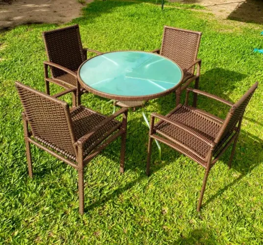 CONJUNTO DE MESA HAVAÍ COM 4 CADEIRAS EM FIBRA SINTETICA