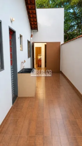 Casa com 3 Quarto(s) e 2 banheiro(s) para Alugar, 10 m² por R$ 1000 / Mês