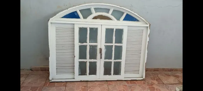 VENDO UMA JANELA ESTILO COLONIAL MADEIRA MACIÇA MEDINDO 1,50 X 1,20