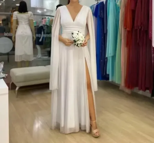 VESTIDO DE NOIVA, EM TULE BRANCO COM BRILHO, MODELO MANGA-CAPA.