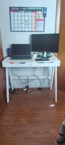 Escrivaninha com 2 gavetas
