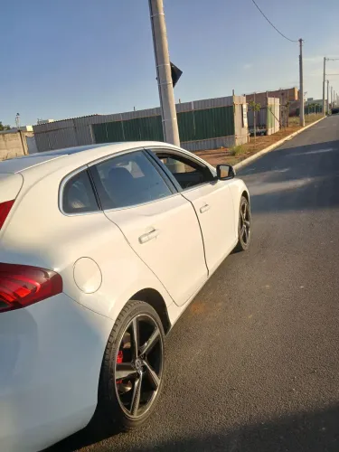 Volvo V40 ano 2015 abaixo da tabela 60.000