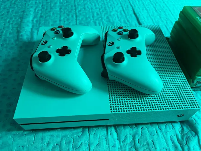 X Box One S 1 TB completo + 2 controles