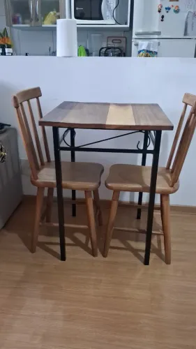 Mesa de madeira e ferro com 2 lugares com cadeiras
