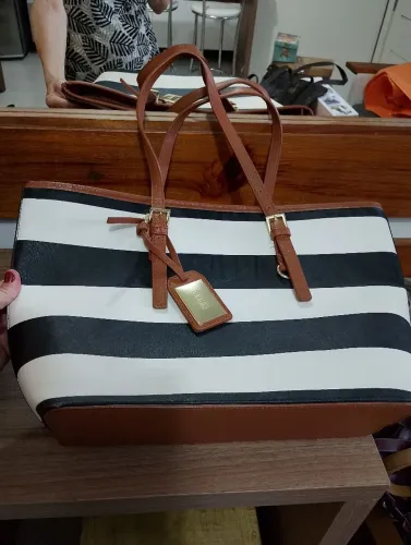 Vendo bolsas lindas e de diversas marcas por preços ótimos. Aproveite!