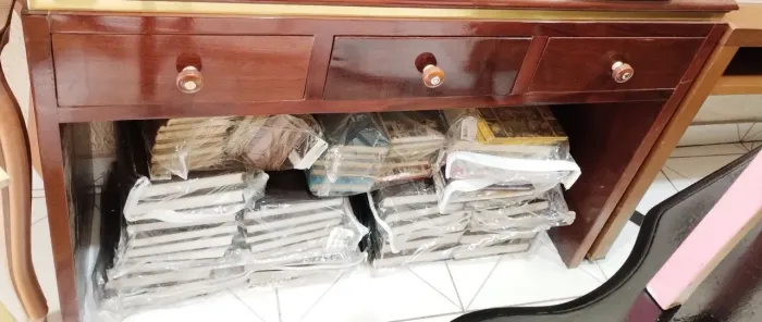aparador antigo com 3 gavetas