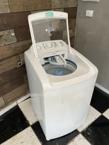 Vendo máquina de lavar roupa 10 kilo 127 volts original e funcionando perfeitamente