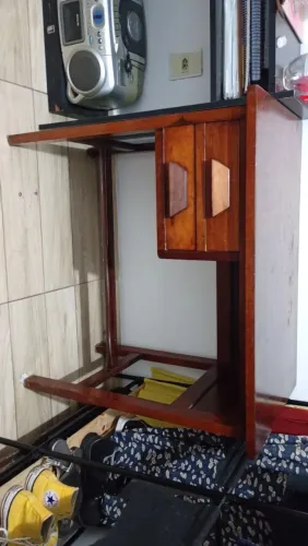 Mesa de madeira quadrada por apenas 600,00reais