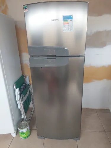 Vendo geladeira consul duplex (freezer em cima) cor inox. Ela esta em bom estado