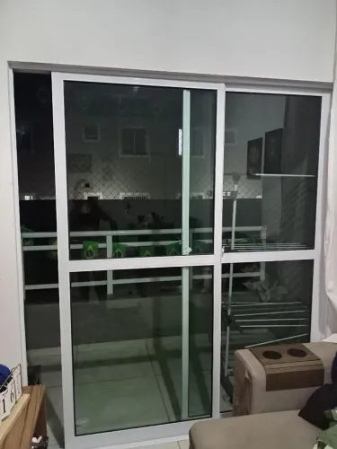 Porta de correr para varanda em alumínio branco com vidro temperado