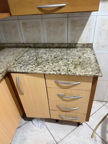 Balcão de cozinha com tampo de pedra granito / mármore