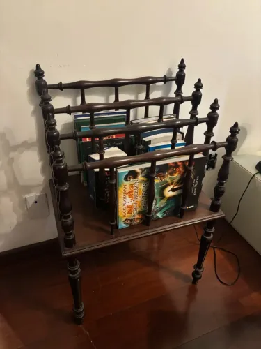 Revisteiro Antigo de Madeira Torneada / Mesa Lateral com Divisórias para Livros e Revistas