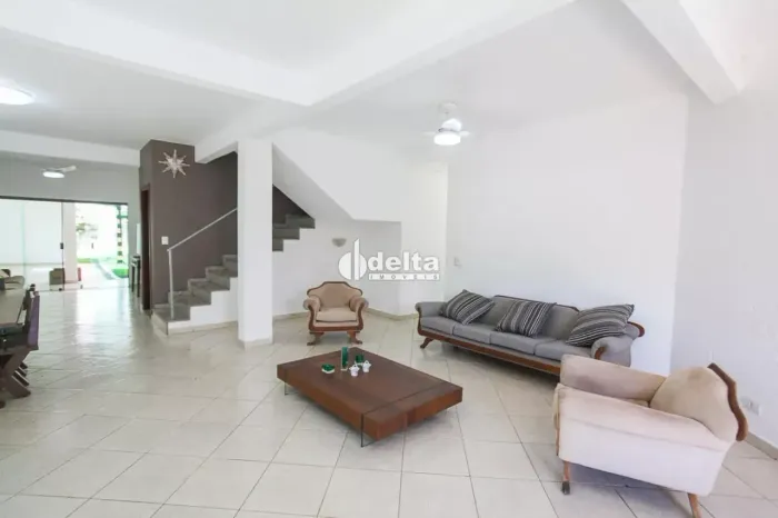 Casa residencial mobiliada com 3 suítes disponível para locação no bairro Tubalina em Uber