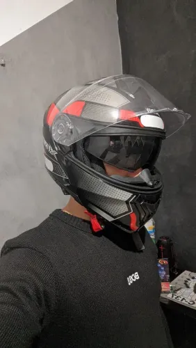 Capacete articulado com óculos solar