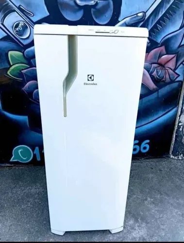 Vendo geladeira Electrolux Semi-nova funcionando perfeitamente ( Entrego )