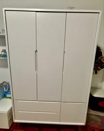 uarda-Roupa Theo 3 Portas com Pés Madeira Branco fosco