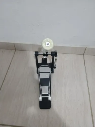Vendo pedal de bateria acústica novo 