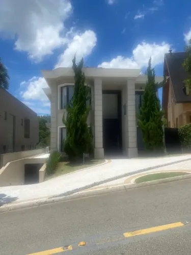 Casa de condomínio para aluguel com 630 metros quadrados com 8 quartos