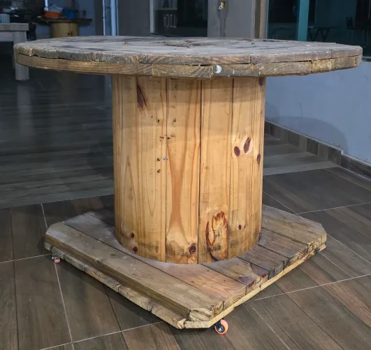 Mesa de bobina de madeira
