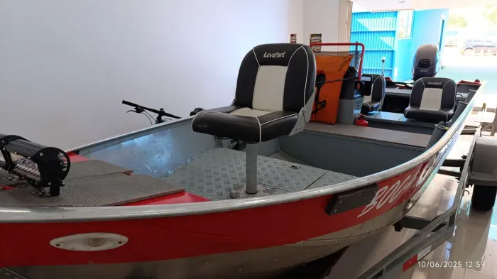 Lancha com Reboque - Pronto para Navegar - Motor 40 HP (Sonar Garmin 5 CV)