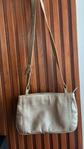 Bolsa Soulier em couro legítimo. cor champanhe