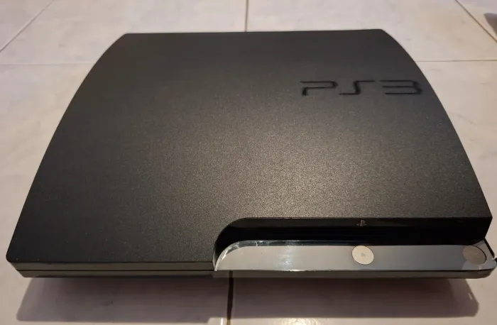 Ps3 + 15 jogos e 2 controles originais, console modelo slim