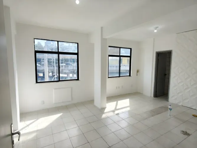 ALUGO SALA COMERCIAL COM 25M² COM BANHEIRO PRIVATIVO NO RIO VERMELHO POR R$790,00/MÊS