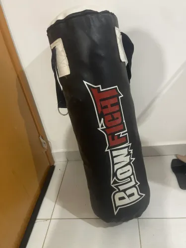 Saco de pancada semi novo já cheio blow fight com par de luvas