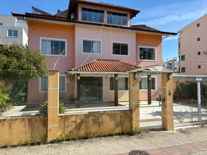 Pousada com 10 vagas de garagem à venda na Praia de Canasvieiras, em Florianópolis.