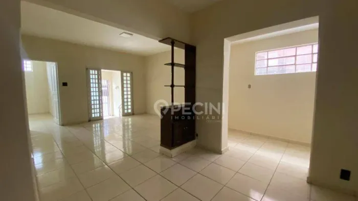 Casa bem localizada no Centro para venda ou locação com 2 quartos Rio Claro SP