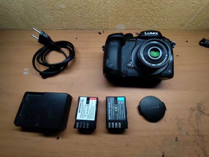 Câmera lumix gh5 com 2 baterias + lente 14 mm