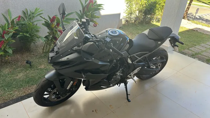Suzuki gsx8r. Em estado de zero.