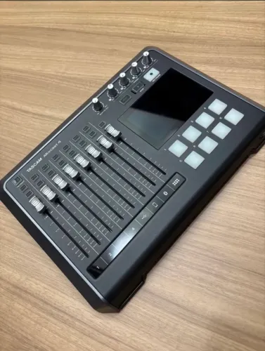 Mesa de som tascam mixcast 4