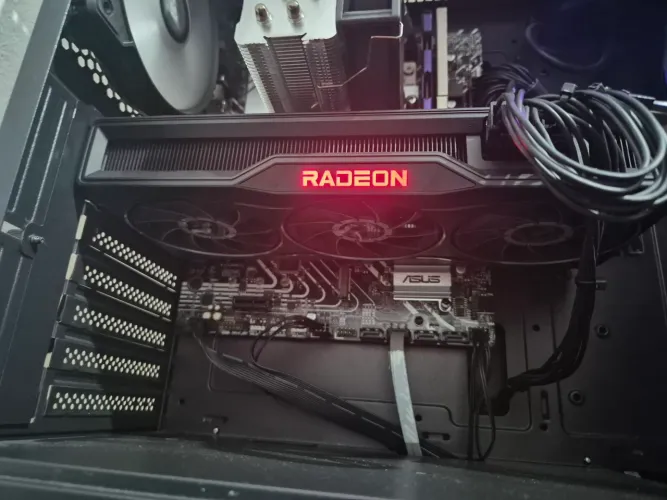 RX 6750 XT 12 GB FOUNDERS EDITION