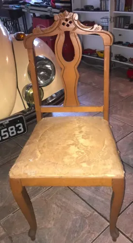 cadeira vintage de madeira maciça com estilo clássico