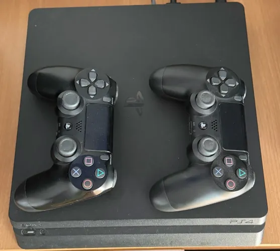 PlayStation 4 Slim 1Tb + 2 Controles + 3 mil jogos