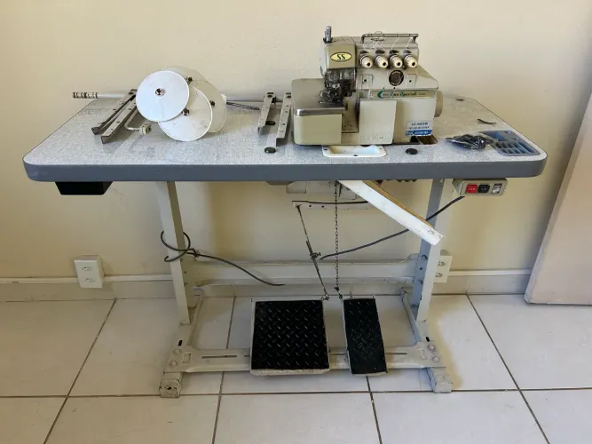 Máquina de costura overloque ótimo estado