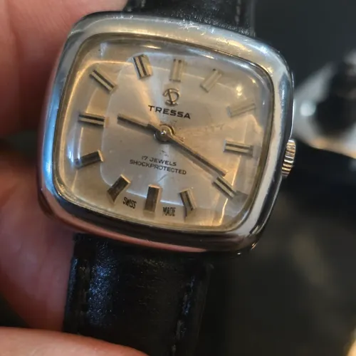 Relógio Suíço feminino Tressa anos 70 corda manual revisado prateado cushion 28mm vintage