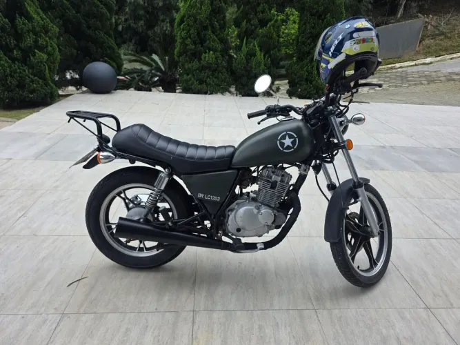 Intruder 125 customizada militar