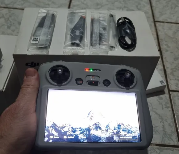 Controle com tela e baterias e carregador mini 3 pro