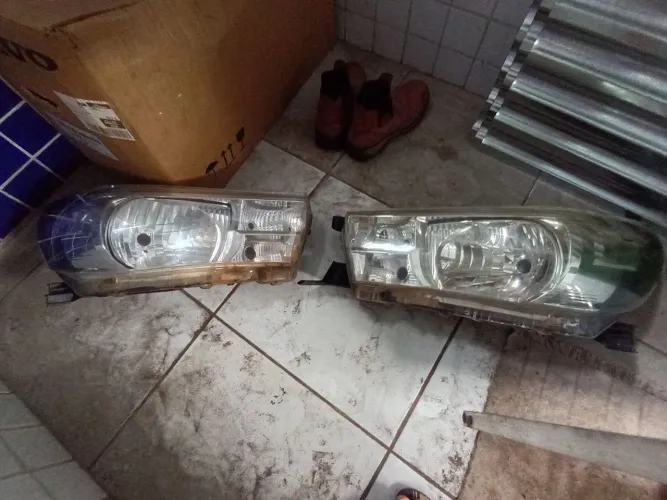 Pra Vender logo esse Par Faróis Hilux por 300 reais nos dois