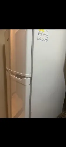 Vendo geladeira com um ano de uso por motivo de mudança. Excelente estado, sem detalhes.