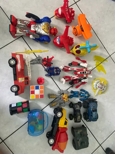 Lote - robôs, carrinhos, veículos e brindes