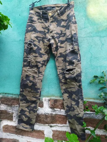 Calça jeans feminina camuflada estilo destroyed militar Tam 42 semi nova brechó outlet