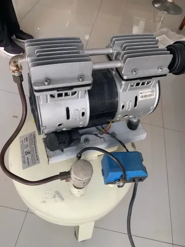 Compressor Schulz Odontológico 6 Pés 30L 1HP Isento de Óleo
