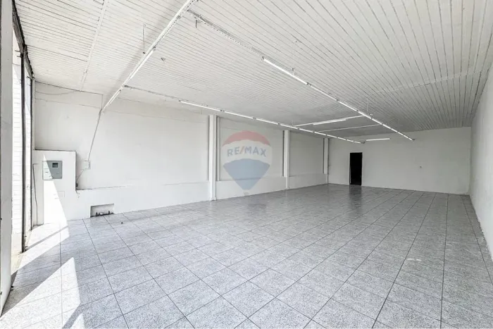 Galpão com 215 m², pé-direito alto, estrutura para mezanino e localização com alto fluxo n
