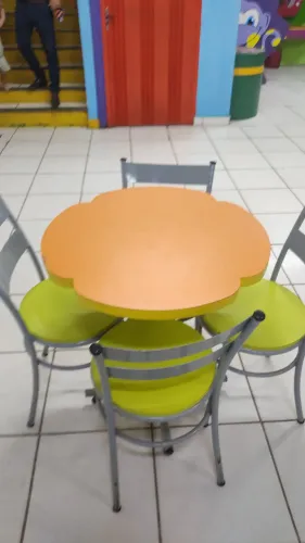 Mesas e cadeiras
