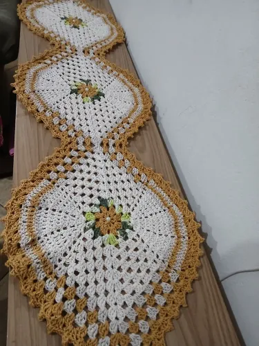 Trilho de mesa em crochê