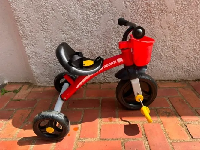 Triciclo multifuncional Chicco U-Go Ducati vermelho