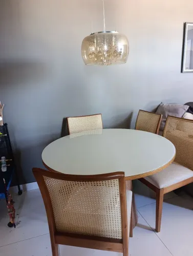 Conjunto Mesa e Cadeiras com Lustre